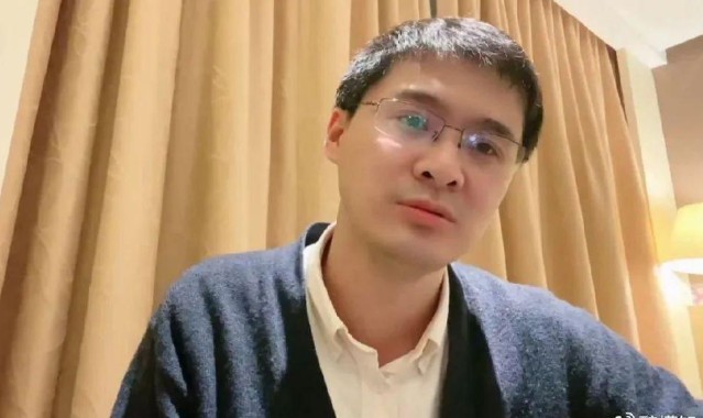 亚博体育官网-罗翔：如果一个人突然努力工作，业余时间开始学习，不再参加社交活动，那么，身边的人可能不仅不会帮他，还会拉他下来，原因就一个！